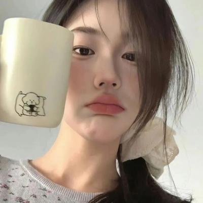 她行走于黑暗中